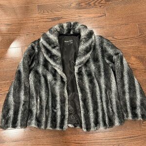 Elegant Faux Fur Jacket in Black and Gray